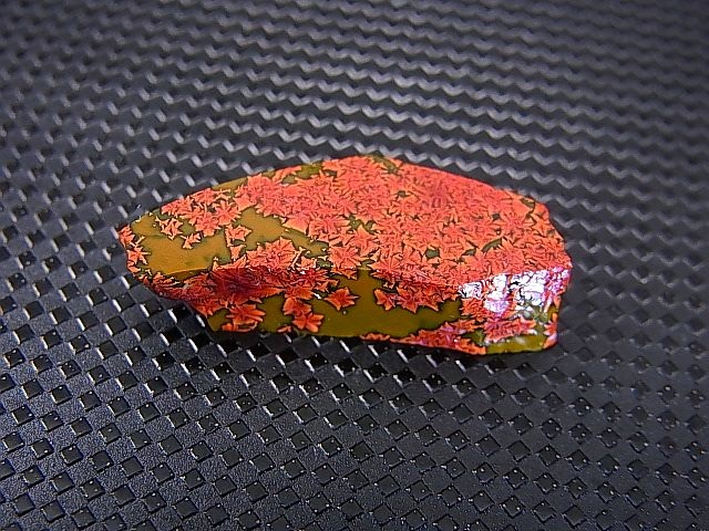 画像: 飯盛ラボストーン（IL-stone）「レアカラー：ブラッドストーン（紅葉石）」ガラス原石 13.4カラット