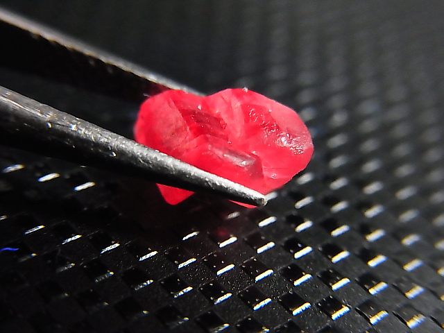 画像2: ベトナムLuc Yen産ストロベリーピンクスピネル結晶（双晶） 1.5カラット