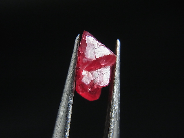 画像: ベトナムLuc Yen産ストロベリーピンクスピネル結晶（双晶） 1.5カラット