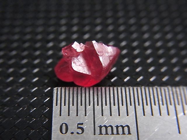 画像: ベトナムLuc Yen産ストロベリーピンクスピネル結晶（双晶） 1.5カラット