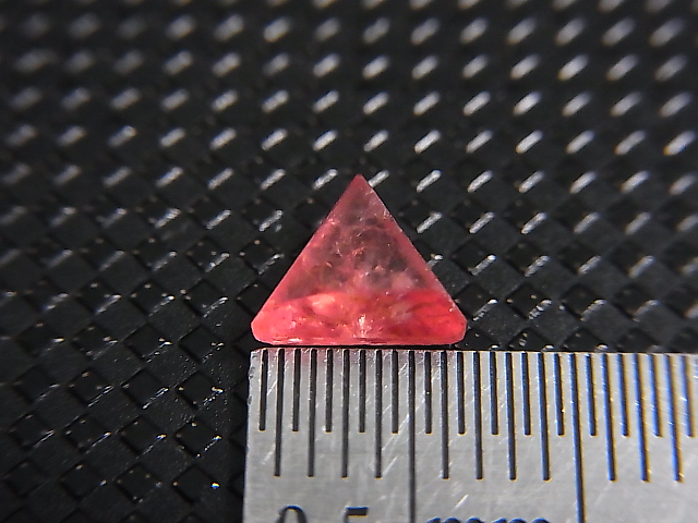 画像: ベトナムLuc Yen産ストロベリーピンクスピネル結晶（双晶） 0.8カラット