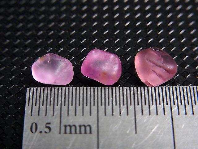 画像: ベトナムLuc Yen産シルキーピンクサファイア原石（自然研磨） 3点セット トータル 3.2カラット