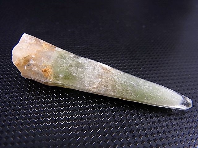 画像: 山梨県水晶峠産トレモライト入り水晶ポイント 8.9g