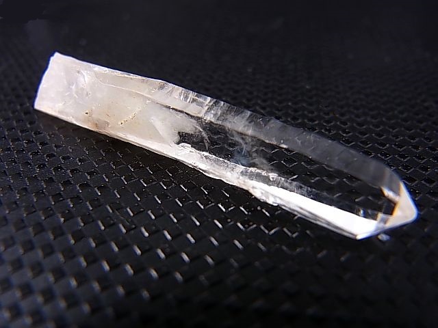 画像: 山梨県水晶峠産ウォータークリア水晶ポイント（ブルーミスト/ファントム） 2.4g