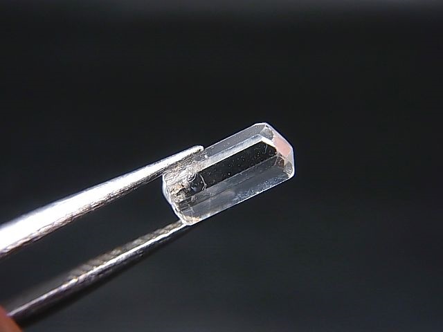 画像: ミャンマー産フェナカイト柱状結晶原石 1.1カラット