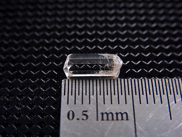 画像: ミャンマー産フェナカイト柱状結晶原石 1.1カラット