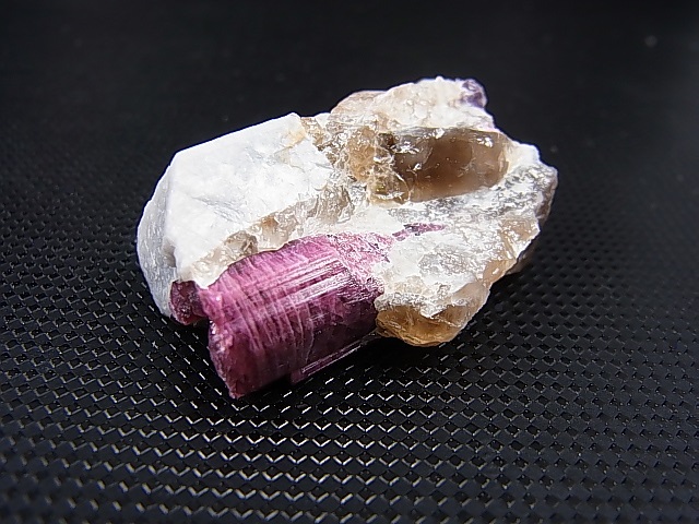 画像: フィンランド・ハーパルオマ産ルベライトトルマリン原石 25.7g