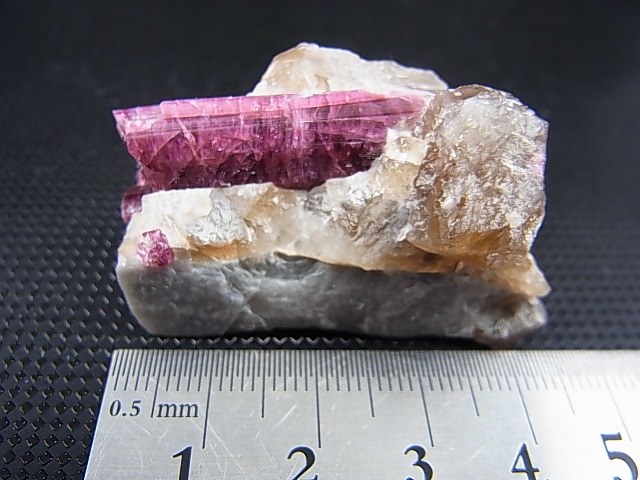 画像: フィンランド・ハーパルオマ産ルベライトトルマリン原石 25.7g