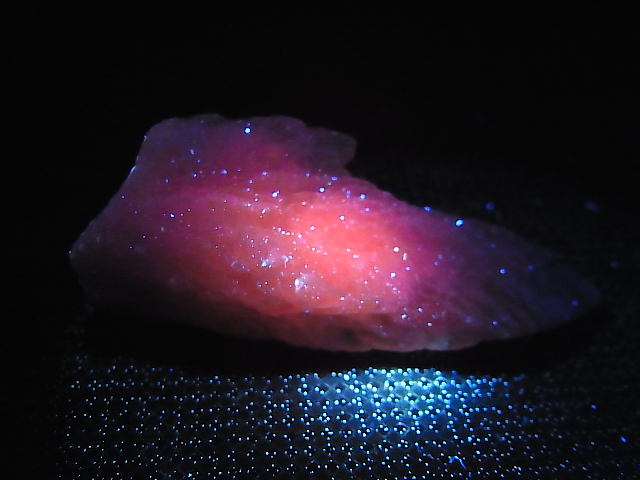 画像: 貴州省産カルサイト原石（犬牙/赤蛍光） 19.4g