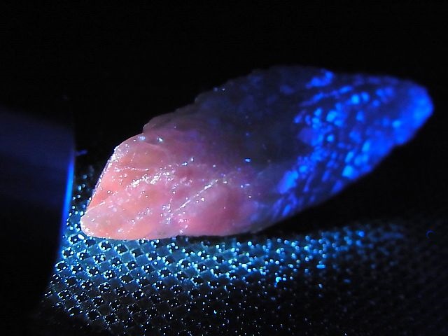 画像: 貴州省産カルサイト原石（犬牙/赤蛍光） 16.2g