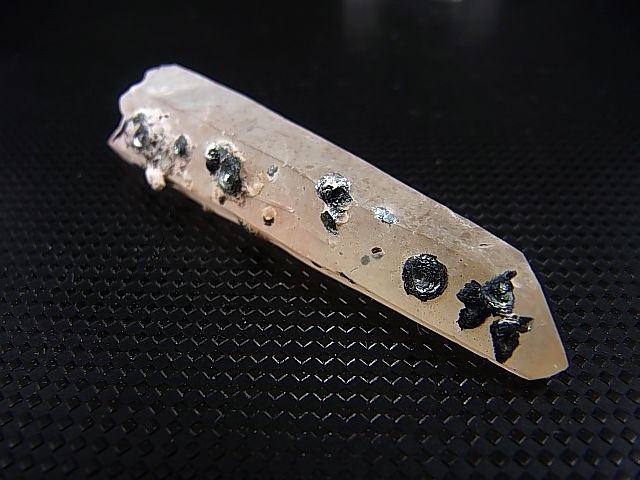 画像: 内モンゴル産アイアンローズ付きピンク水晶（レーザー型） 11.6g