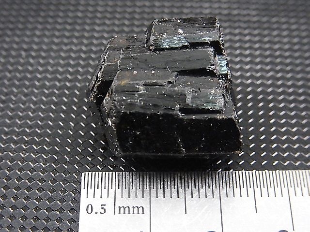 画像: ネパール・ジャジャルコット産ドラバイトトルマリン柱状結晶原石（連晶） 67.9カラット