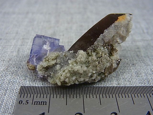 画像: シャンファーリン（香花嶺）産フローライト付きスモーキー水晶原石（インターフェレンス） 12.9g