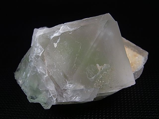 画像: ベトナムBac Kan産強蛍光フローライト原石（八面体結晶） 215.5g