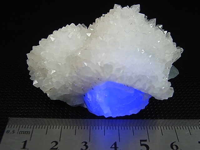 画像: ベトナムBac Kan産強蛍光フローライト原石＆水晶クラスター  106.8g