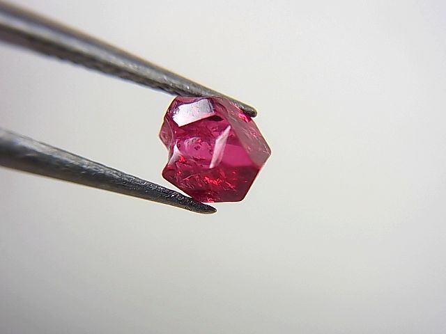 画像: 宝石品質：ミャンマー・モゴック産宝石質ホットピンクスピネル結晶（双晶） 0.7カラット