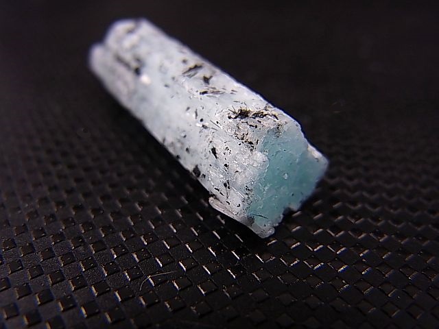画像: ベトナム産連晶結束型アクアマリン原石（ブラックトルマリン付き） 4.6g