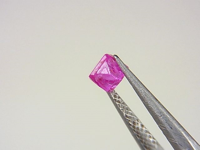 画像1: ミャンマー・モゴック産宝石質ピンクスピネル結晶（双晶） 0.8カラット