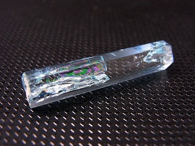画像: ジェムグレード宝石需要品質：ベトナム産アクアマリン柱状結晶原石（レインボー入り） 16.4カラット