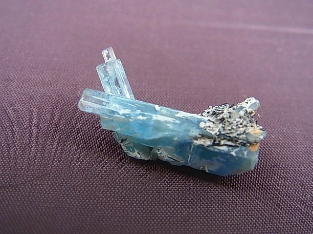 画像: ベトナム産アクアマリン柱状結晶原石（連晶） 4.6カラット