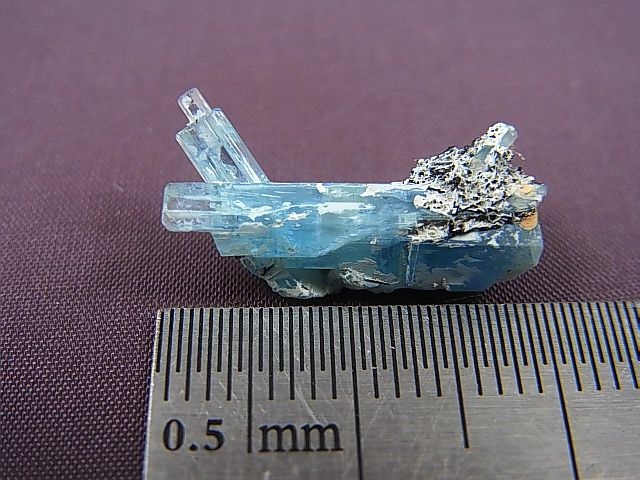 画像: ベトナム産アクアマリン柱状結晶原石（連晶） 4.6カラット