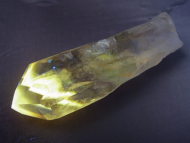 画像: ブラジル・コルデイロス産アメジスタドーラダ/蛍光ファントムアメジスト（錐面研磨） 33.6g