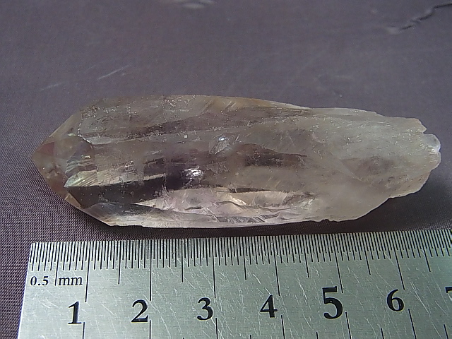 画像: ブラジル・コルデイロス産アメジスタドーラダ/蛍光ファントムアメジスト（錐面研磨） 33.6g
