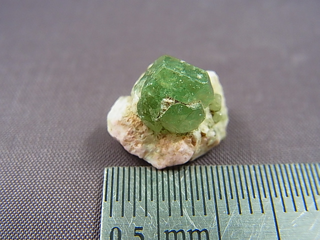 画像: マダガスカル産デマントイドガーネット原石 1.1g