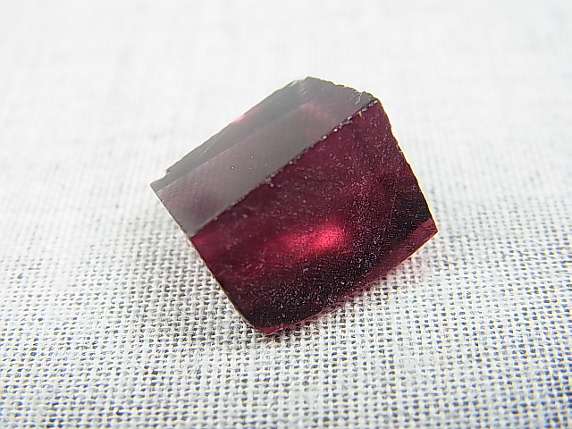 画像: 飯盛ラボストーン（IL-stone）「レアカラー：グレープパープルカラー」（蛍光性あり）ガラス原石 15.8カラット