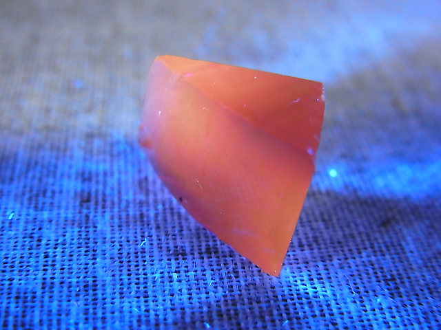 画像: 飯盛ラボストーン（IL-stone）「レアカラー：グレープパープルカラー」（蛍光性あり）ガラス原石 9.5カラット