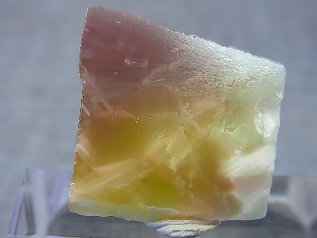 画像: ヴィクトリアストーン（飯盛ラボストーンIL-stone）ピンク（イエロー蛍光）原石 17.5カラット