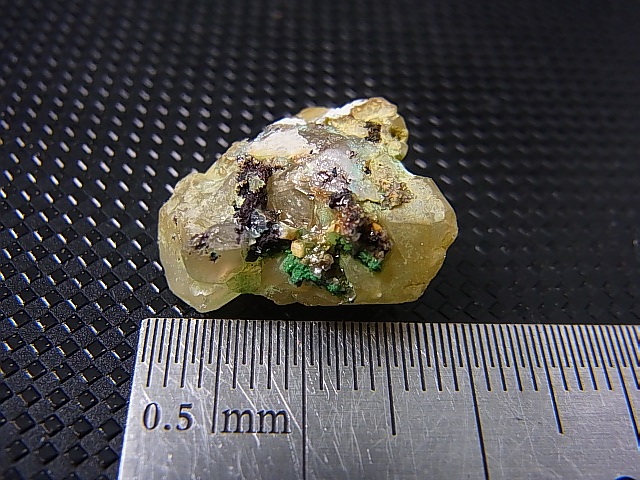 画像: 南アフリカ・メッシーナ鉱山産水晶原石（アホイト/マラカイト付き） 6.0g