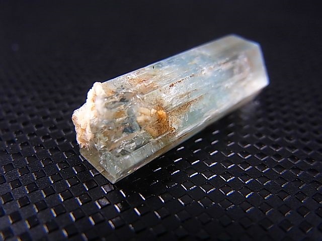 画像: ナミビア・エロンゴ産アクアマリン柱状結晶原石 13.6カラット