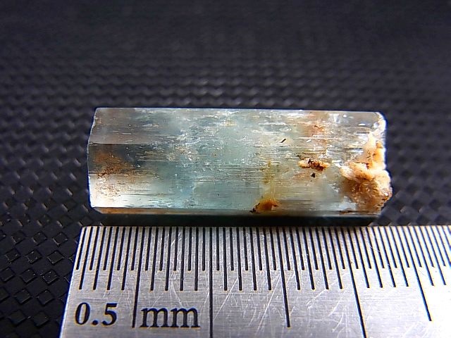 画像: ナミビア・エロンゴ産アクアマリン柱状結晶原石 13.6カラット