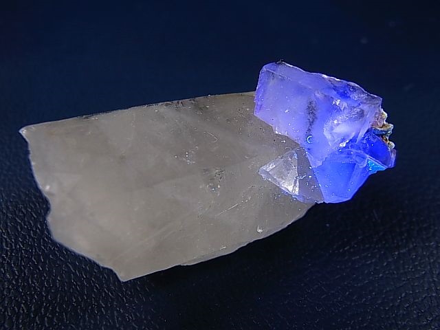 画像2: ヤオガンシャン産バイカラーフローライト付き水晶原石 30.6g
