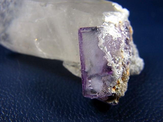 画像: ヤオガンシャン産バイカラーフローライト付き水晶原石 30.6g