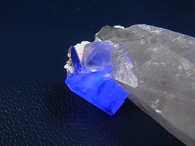 画像: ヤオガンシャン産バイカラーフローライト付き水晶原石 30.6g