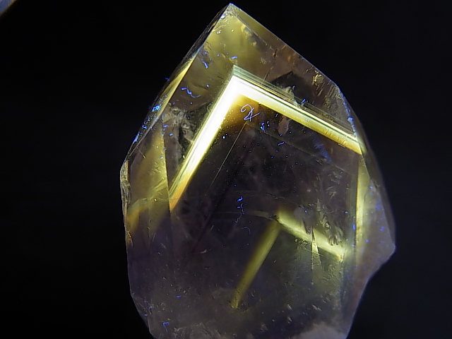 画像: ブラジル・コルデイロス産アメジスタドーラダ/蛍光ファントムアメジスト（錐面研磨） 75.0g
