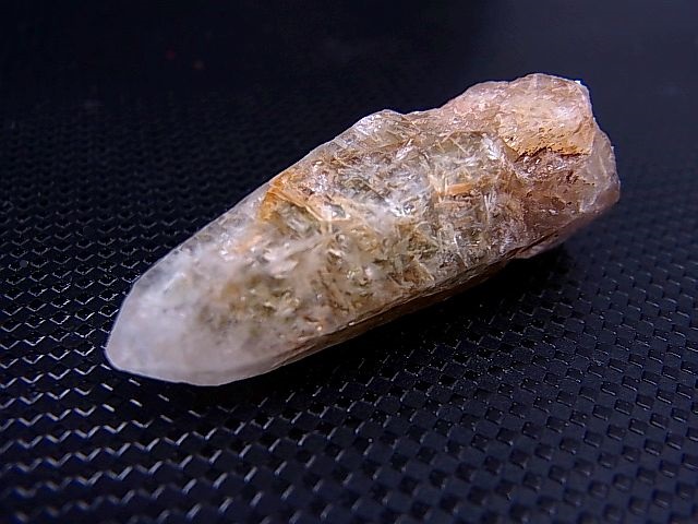 画像: 山梨県水晶峠産トレモライト入り水晶ポイント 8.9g