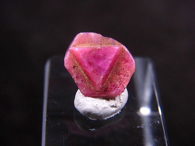 画像: ミャンマー・モゴック産レッドスピネル結晶（双晶） 1.7カラット