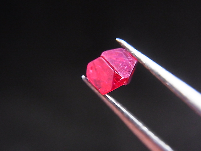 画像1: ミャンマー・モゴック産宝石質レッドスピネル結晶（双晶） 0.6カラット