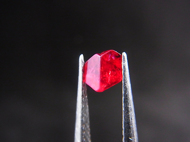 画像: ミャンマー・モゴック産宝石質レッドスピネル結晶（双晶） 0.6カラット