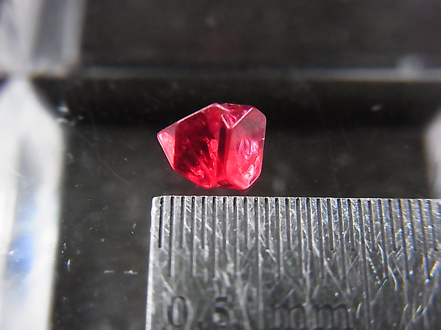 画像: ミャンマー・モゴック産宝石質レッドスピネル結晶（双晶） 0.6カラット