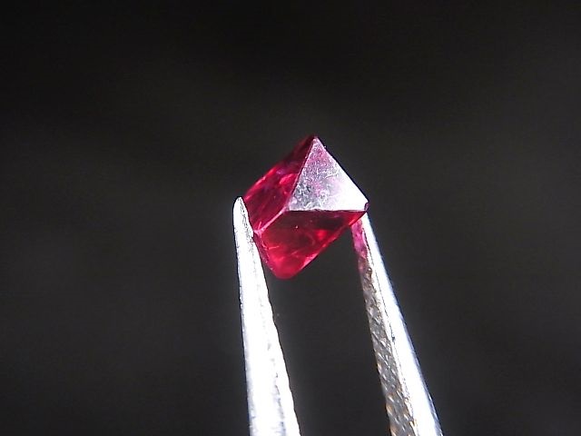 画像1: ミャンマー・モゴック産宝石質レッドスピネル結晶（八面体） 0.6カラット