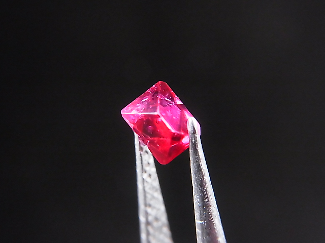 画像: ミャンマー・モゴック産宝石質レッドスピネル結晶（八面体） 0.6カラット