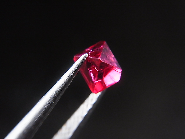画像: ミャンマー・モゴック産宝石質レッドスピネル結晶（八面体） 0.6カラット
