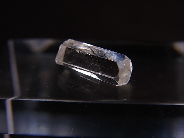 画像: ミャンマー産宝石品質フェナカイト柱状結晶原石 1.5カラット