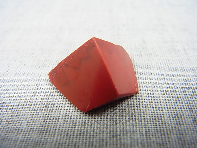 画像: 飯盛ラボストーン（IL-stone）「レアカラー：アースカラー（紅葉石）」ガラス原石（蛍光性あり） 13.6カラット