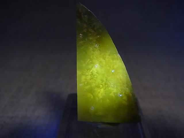画像: ヴィクトリアストーン（飯盛ラボストーンIL-stone）レアカラー：ブラック原石（イエロー蛍光） 44.1カラット