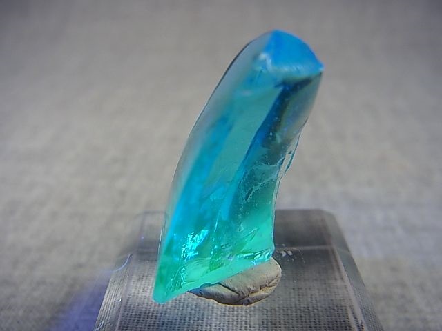 画像: 飯盛ラボストーン（IL-stone）「レアカラー：ロンドンブルートパーズカラー」（イエロー蛍光）ガラス原石 21.0カラット